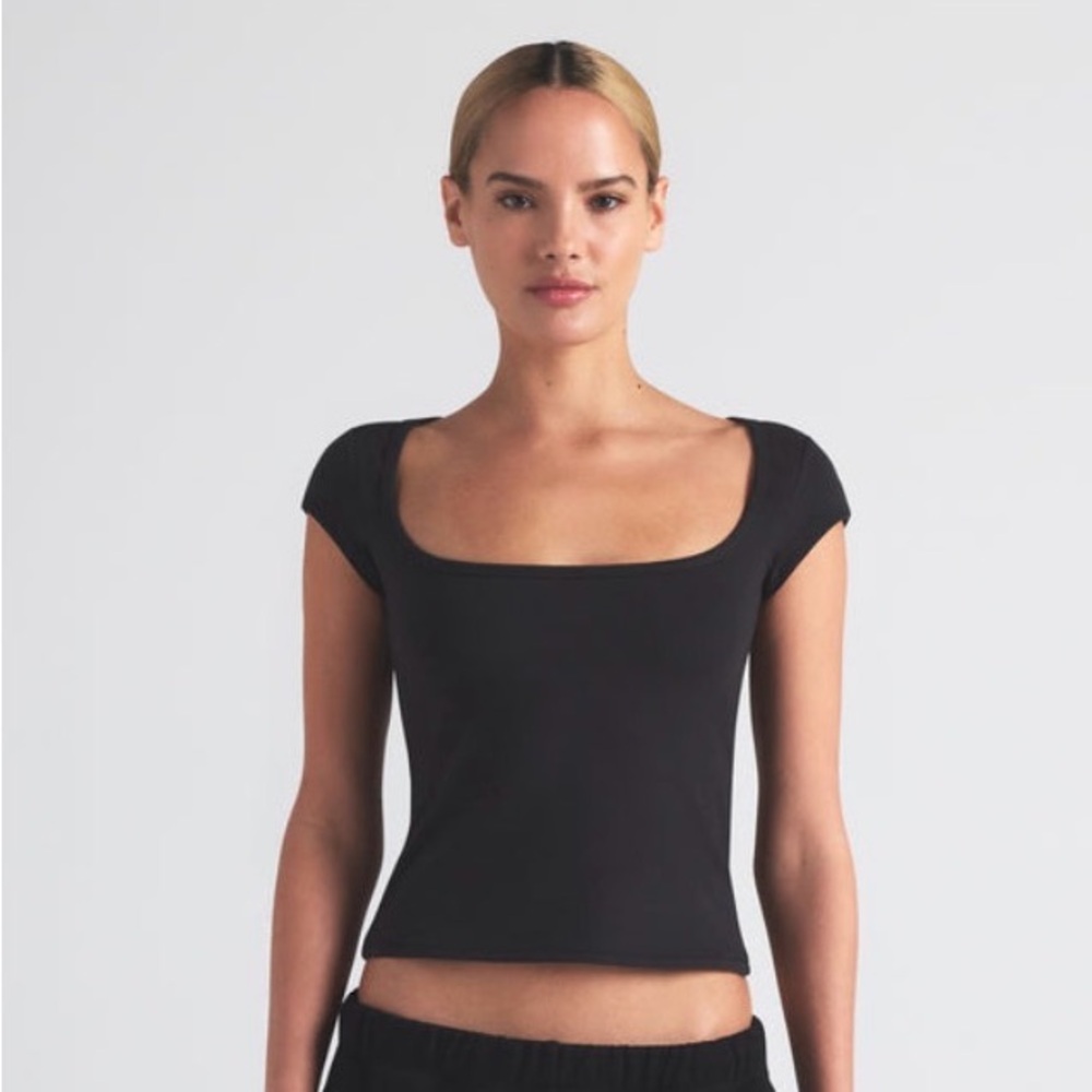 SKIMS Cotton Jersey Scoop Neck Short Sleeve Tee |  S  | Soot | NWT - Picture 9 of 9